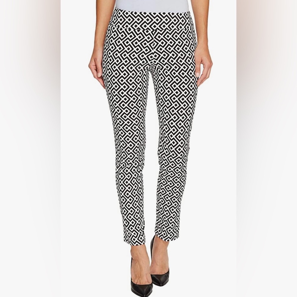 Krazy Larry Geometric Back and white Print Pant. Pull on ankle pant. size 6